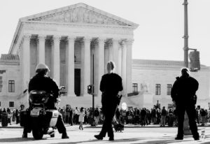 <b> La protection constitutionnelle du droit à l’avortement aux États-Unis : Une garantie en sursis  </b> </br> </br> Par Margaux Bouaziz