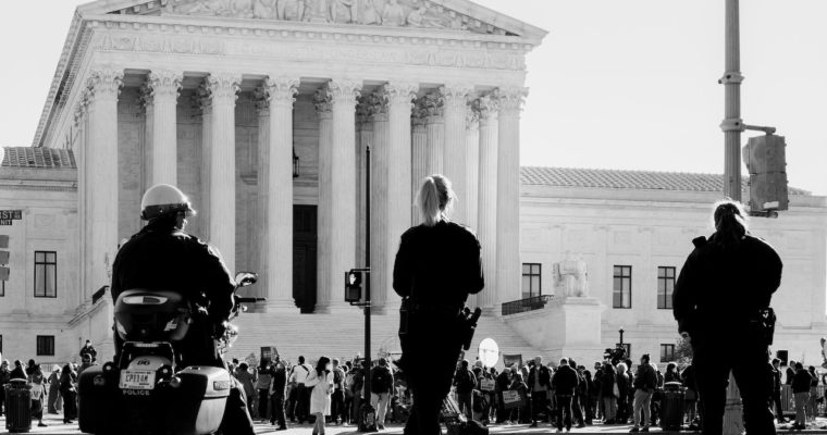 <b> La protection constitutionnelle du droit à l’avortement aux États-Unis : Une garantie en sursis  </b> </br> </br> Par Margaux Bouaziz