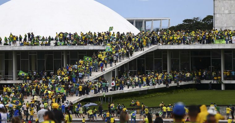 <b> Les premières réponses de la Démocratie brésilienne aux émeutes du 8 janvier 2023  </b> </br> </br> Par Luiza Sampaio Cunha