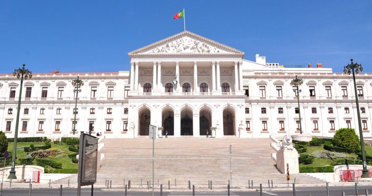 <b> Dix sept ans après la dernière révision de la constitution portugaise : quels enjeux pour la nouvelle procédure de révision en cours ?</b> </br> </br> Par Mélanie De Sousa