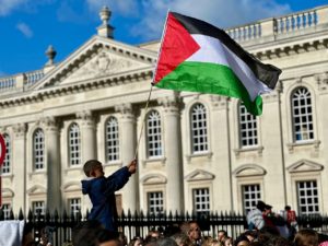 <b> Pavoiser ou ne pas pavoiser ? Le principe de neutralité face aux couleurs palestiniennes </b> </br> </br> Par Benjamin Lecoq