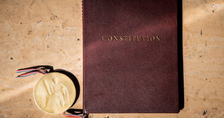 <b> Veritas iuris unica ? Observations sur le cadre théorique d&rsquo;analyse du droit constitutionnel, à l&rsquo;occasion d&rsquo;un récent billet </b> </br> </br> Par Armel Le Divellec