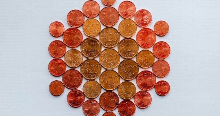 <b> Regard critique sur l’adoption de la loi de finances pour 2026: L’usage contestable des procédures d’urgence (2/2) </b> </br> </br> Par Théo Ducharme & Émilien Quinart